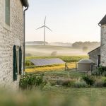 Éoliennes et panneaux solaires près d'une maison, énergie verte