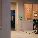 Voiture électrique en charge le soir, heures creuses